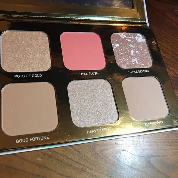 True & luscious bronzer and highlighter palette - Picture 3 of 5
